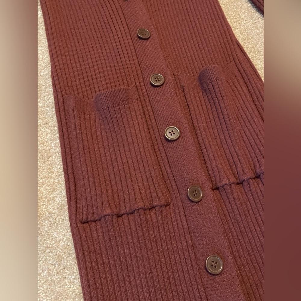 Like new burgundy long length sweater. Forever 21, size med. Excellent condition - Picture 4 of 5